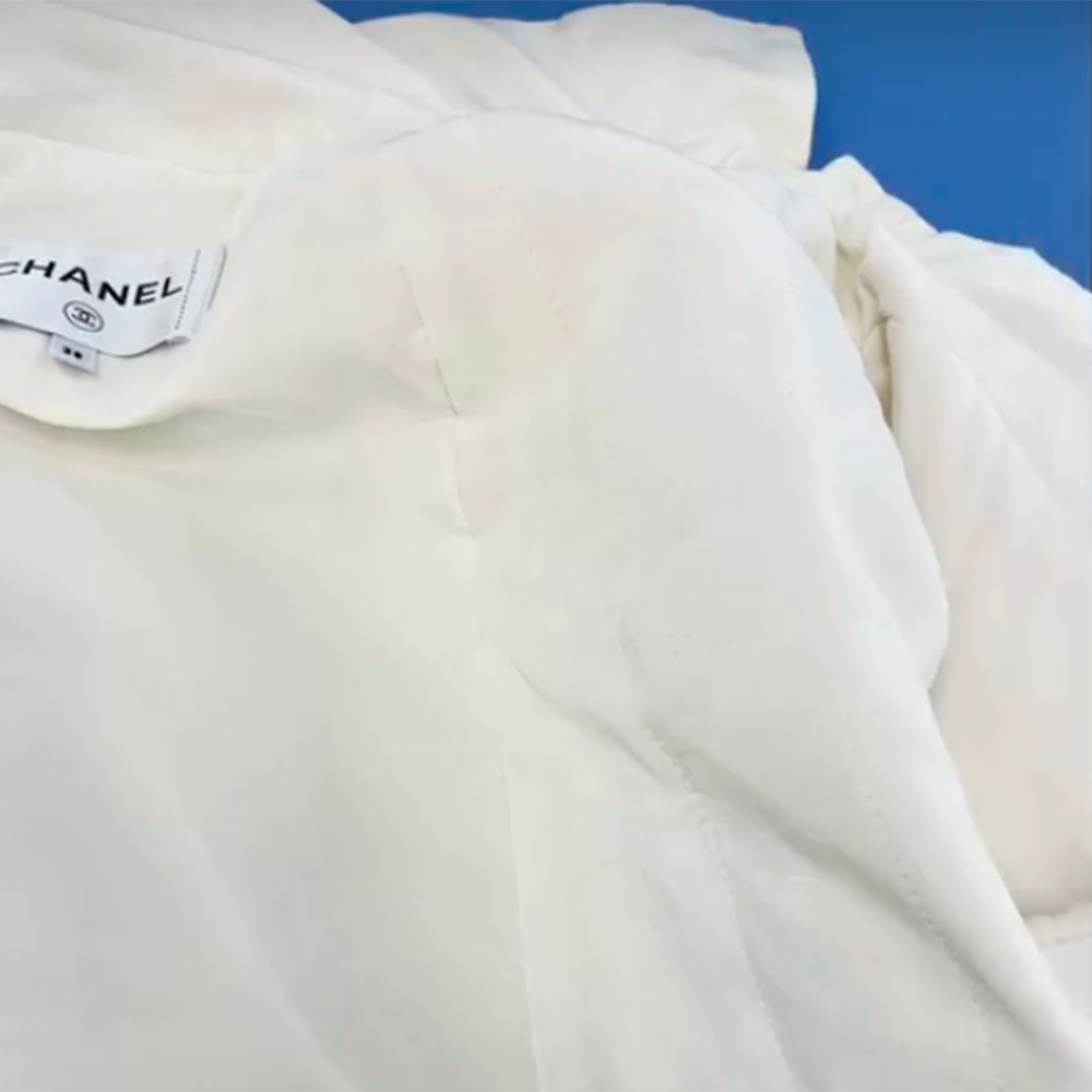 Белая шелковая куртка Chanel и горячий крепкий кофе