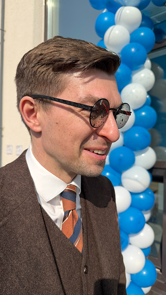 Брызги шампанского в честь открытия